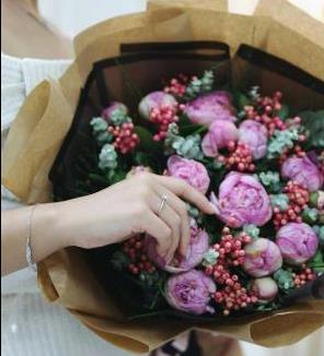 信息技术企业如何精准传递解决方案价值？信息流广告助力案例化沟通与专业形象建立