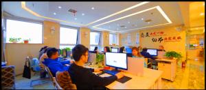 新能源汽车如何影响跨区域购车决策？信息流广告构建深度体验与信任认知