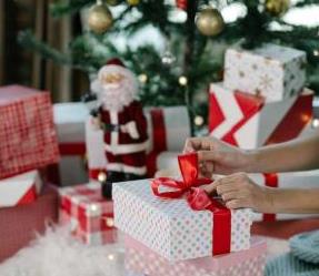 主题乐园与游乐场如何提升家庭客群到访频次？信息流广告营造合家欢记忆点与节庆活动期待